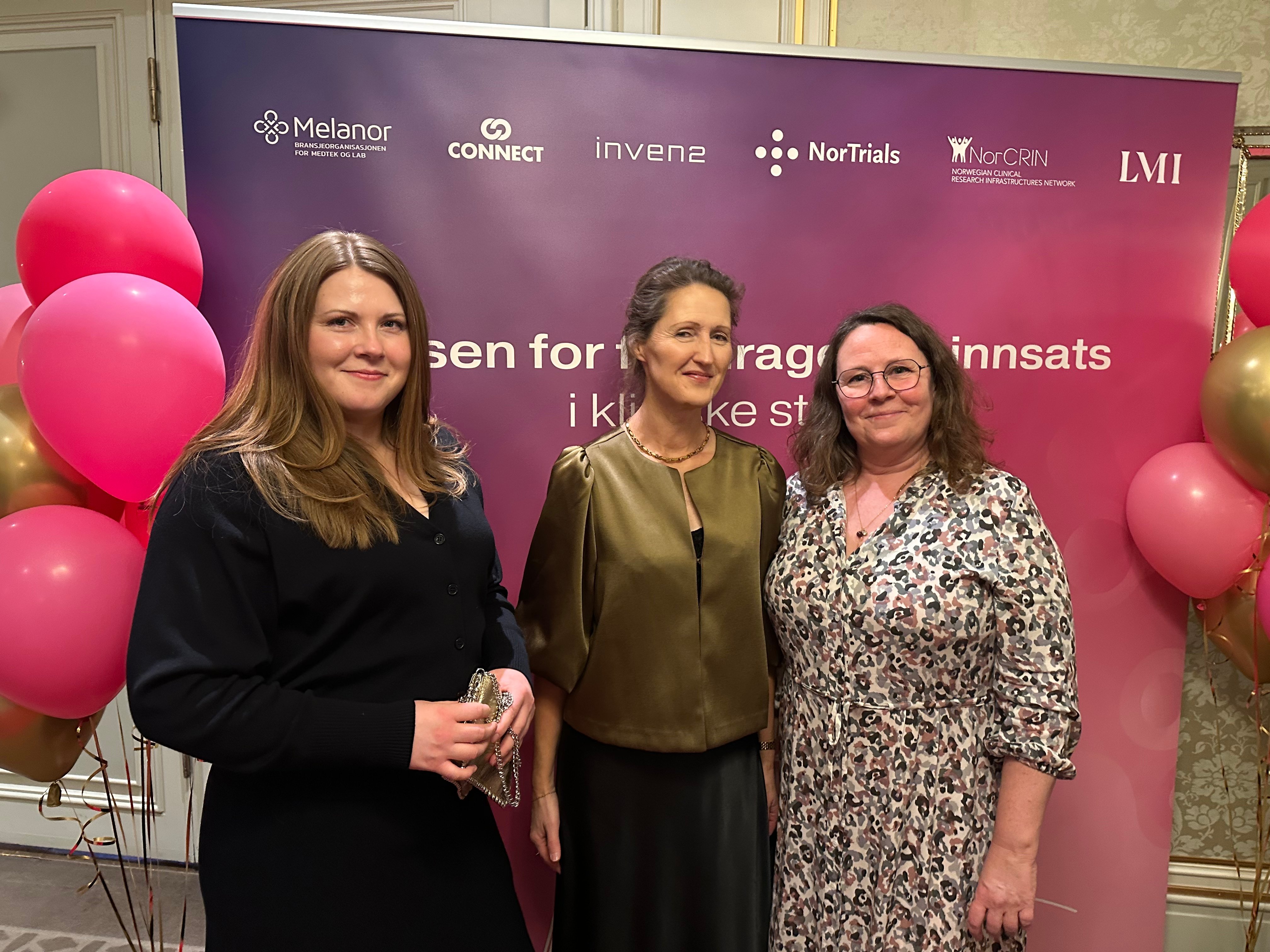 Bildet av tre kvinner fra NorCRIN sekretariatet