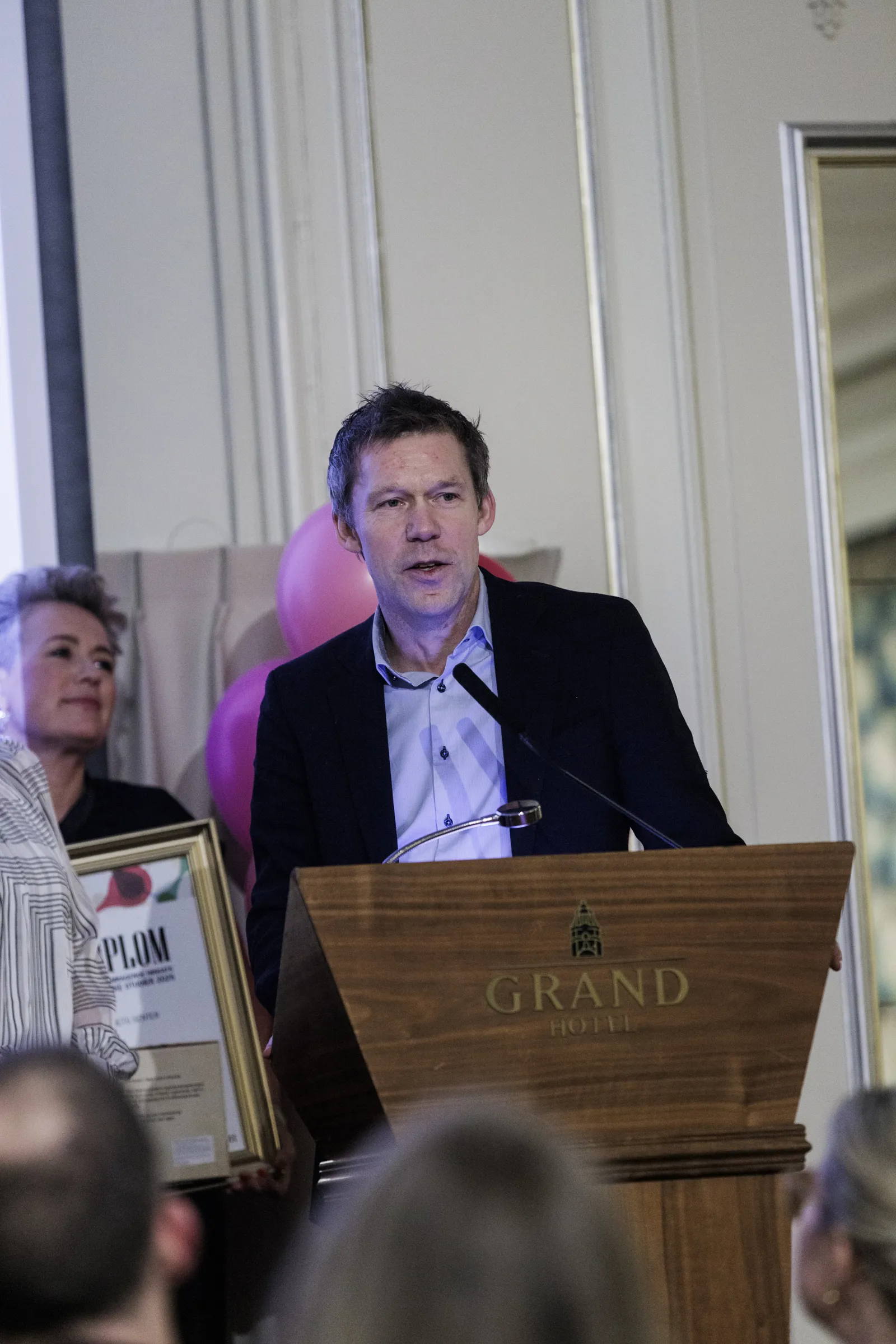 En mann som står ved en talerstol