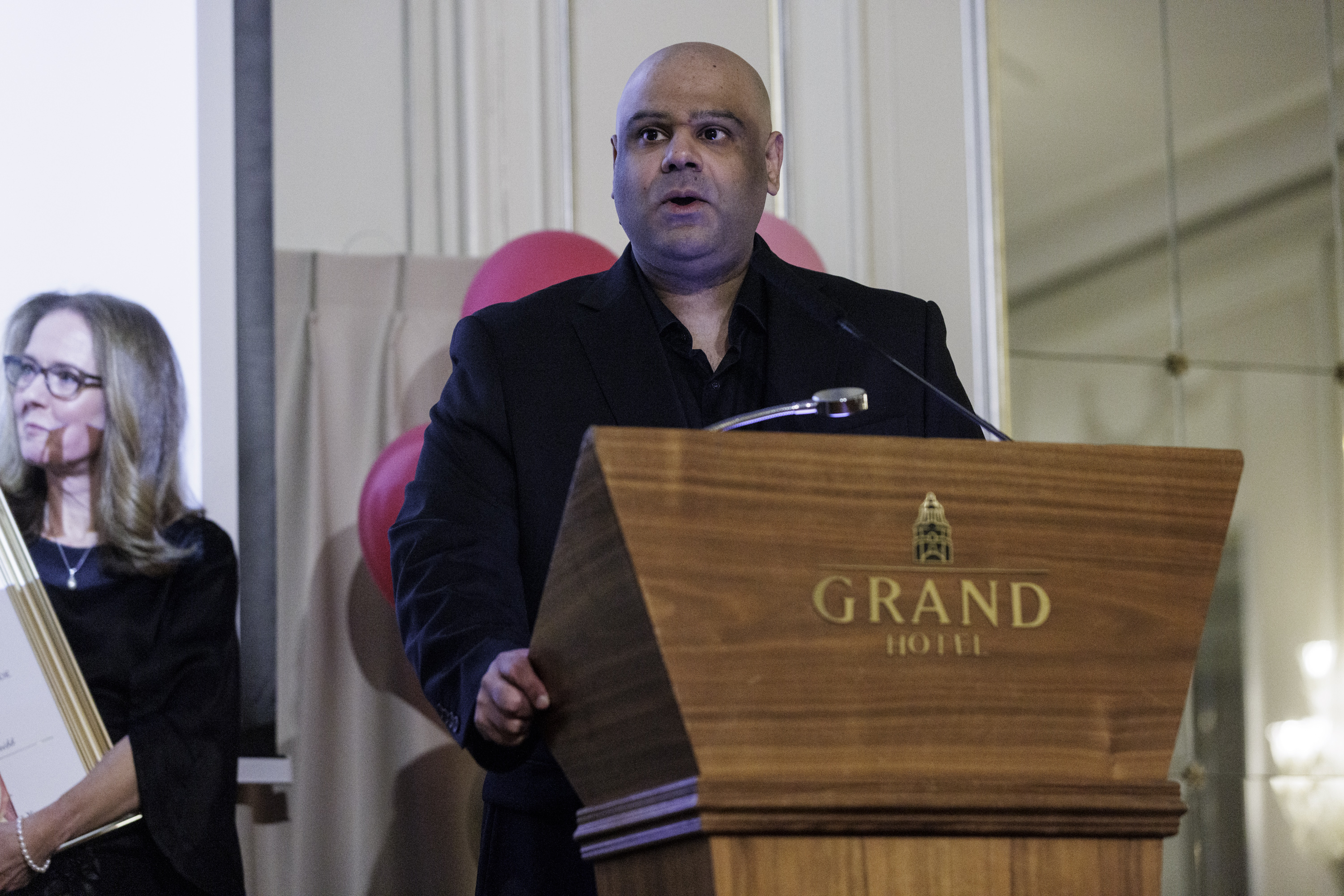 En mann som står ved en talerstol