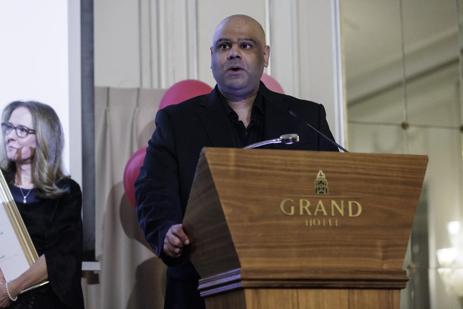 En mann som står ved en talerstol