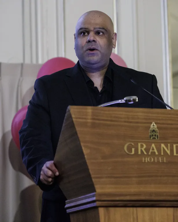 En mann som står ved en talerstol