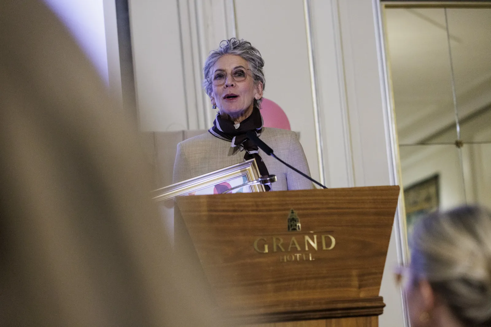 En mann som taler ved en talerstol