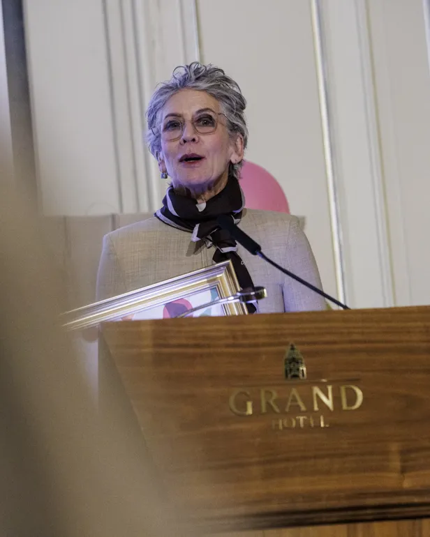 En mann som taler ved en talerstol