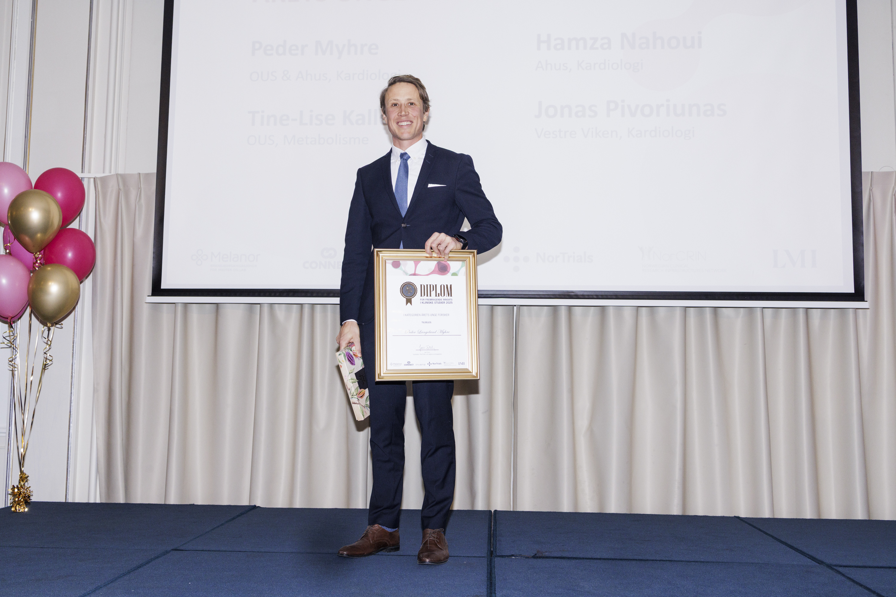 En mann som holder et sertifikat