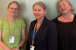 Noen få kvinner som smiler