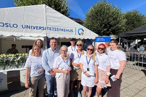 En gruppe mennesker som poserer for et bilde