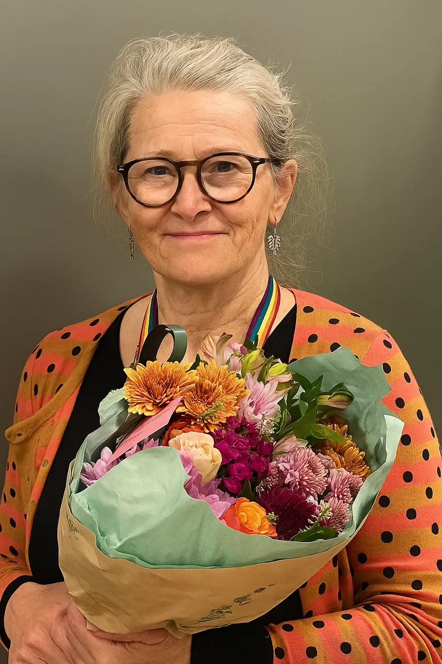 En mann som holder en blomsterbukett