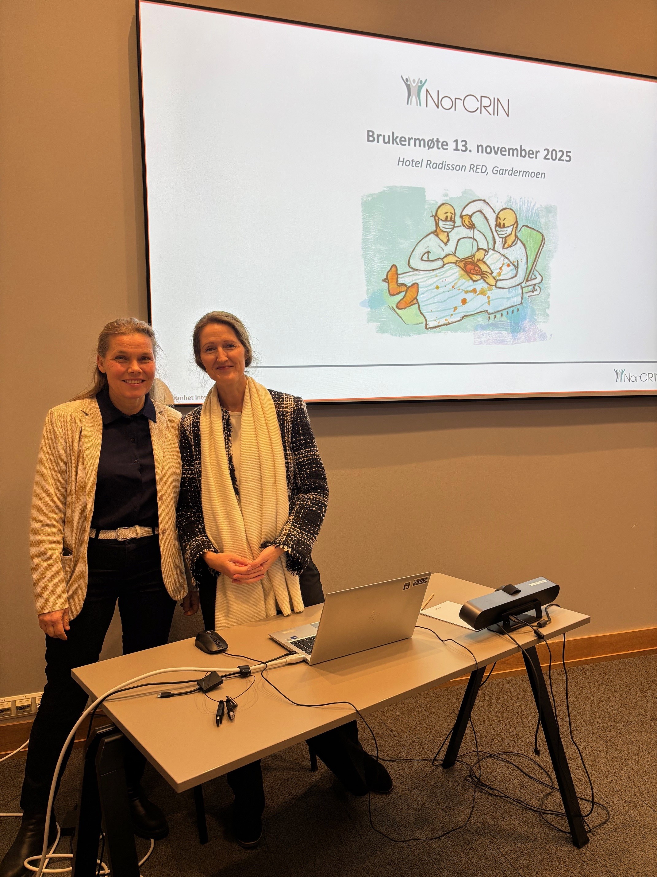 Kvinner som står foran en projektorskjerm