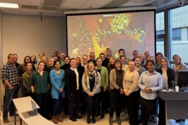 En gruppe mennesker som poserer for et bilde